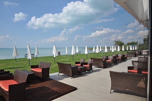 Urlaub am Balaton - Erholung in Siofok - Hotel Hungaria - Kaffeezeit auf der Terrasse des Hotels Hungaria am Balaton