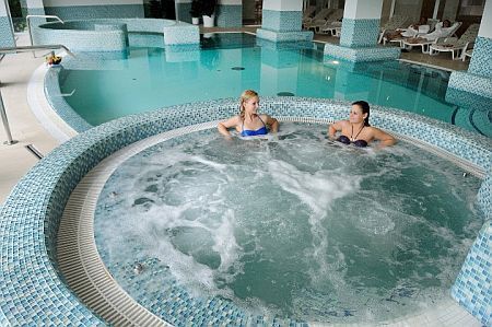 Wellness Wochenende in Balatonszarszo - Jacuzzi im Hotel Ket Korona am Plattensee