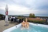 Jacuzzi im Hotel Zenit Vonyarcvashegy mit Panoramablick auf Plattensee