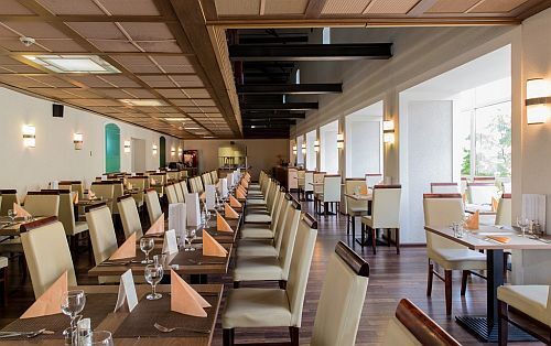 Das elegantes Restaurant von CE Plaza Hotel im Zentrum von Siófok für Hotelgäste