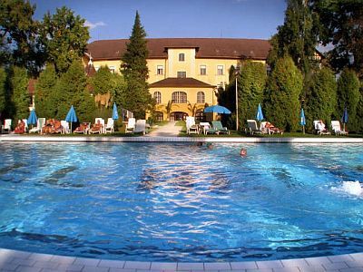 Becken vom Hotel Helios in Heviz .- Wellnessurlaub und Wellnesswochenende in Heviz