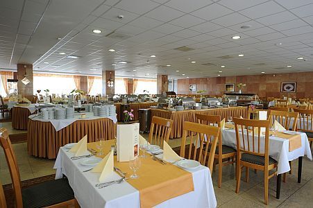 Restaurant vom Hotel Panorama Heviz mit ungarischen Spezialitäten und Büffetabendessen