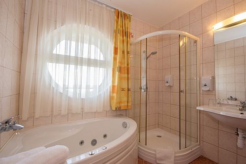 Hotel Vital Zalakaros in Ungarn, schönes, elegantes Badezimmer