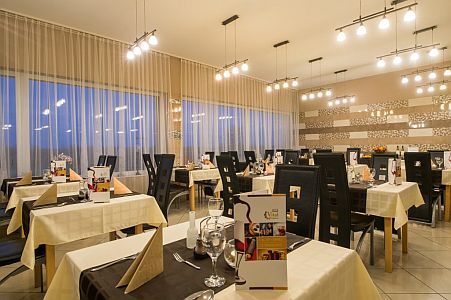 Das Restaurant des Hotels Vital Zalakaros, reichhaltiges Frühstücksbuffet und Abendessen